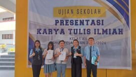 Foto - Kepsek SMA Kristen Eben Haezar Manado Ketty  Evellin Lengkong S.Sos .M.Pd ( kedua dari kanan) dan dua Siswa usai Ujian Presentasi Karya Tulis Ilmiah
