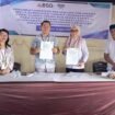 Foto:Tampak Kepala Cabang BSG Tutuyan Faisal Ambarak, saat menunjukan perjanjian kerja sama dengan Kadis Kesehatan Boltim dr. Minarni Manoppo.