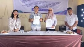 Foto:Tampak Kepala Cabang BSG Tutuyan Faisal Ambarak, saat menunjukan perjanjian kerja sama dengan Kadis Kesehatan Boltim dr. Minarni Manoppo.