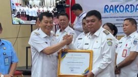 Foto : Wakil Bupati Kepulauan Sangihe, Tendris Bulahari saat menerima penghargaan dari Wakil Gubernur Sulawesi Utara, Victor Mailangkay