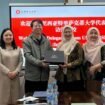 Penyerahan cendera mata dari Dekan FEB Universitas Trisakti, Prof. Dr. Yolanda Masnita (dua, kanan) kepada Vice Director of International Office Jiangxi University of Finance and Economics (JUFE), Liu Xiaobing (dua, kiri) pada 8 April 2026 (Foto: Istimewa)