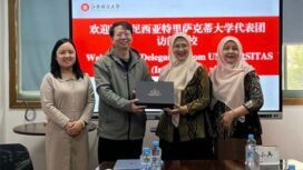 Penyerahan cendera mata dari Dekan FEB Universitas Trisakti, Prof. Dr. Yolanda Masnita (dua, kanan) kepada Vice Director of International Office Jiangxi University of Finance and Economics (JUFE), Liu Xiaobing (dua, kiri) pada 8 April 2026 (Foto: Istimewa)