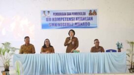 Foto -Kadis Dikda Sulut Dr Femmy Suluh M.Si ( tengah) dan Kabid SMK Vecky Pangkerego S.Pd.M.Pd ( kanan) dan Kepsek SMK Negeri 2 Manado Tineke Lesar S.Pd Dalam Pemukaan UKK