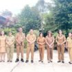 Foto - Sekot Manado dr Steven Dandel MPH ( lima dari kiri) dan Staf Saat Pantau TKA di SD Negeri 30 Manado