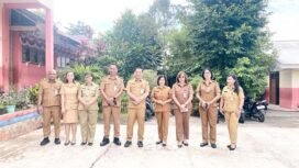 Foto - Sekot Manado dr Steven Dandel MPH ( lima dari kiri) dan Staf Saat Pantau TKA di SD Negeri 30 Manado