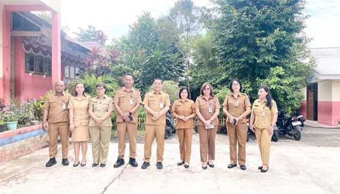 
Foto - Sekot Manado dr Steven Dandel MPH ( lima dari kiri) dan Staf Saat Pantau TKA di SD Negeri 30 Manado