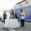 Foto istimewa- Mendikdasmen Prof Dr Abdul Mu'ti M.Ed ( tengah) Saat Tandatangani Prasasti Saat Peresmian Satuan Pendidikan di SMK Negeri 3 Tondano disaksikan Wagub Dr Viktor Mailangkay ( kedua dari kiri) dan Bupati Minahasa Dr Robby Dondokambey MAP ( kanan)