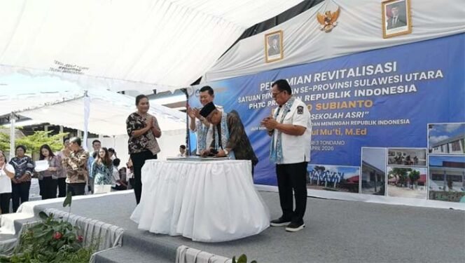 
Foto istimewa- Mendikdasmen Prof Dr Abdul Mu'ti M.Ed ( tengah) Saat Tandatangani Prasasti Saat Peresmian Satuan Pendidikan di SMK Negeri 3 Tondano disaksikan Wagub Dr Viktor Mailangkay ( kedua dari kiri) dan Bupati Minahasa Dr Robby Dondokambey MAP ( kanan)