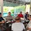 Foto : Ir.Stefanus B.A.N Liow, MAP., Ketua DPD ABPEDNAS Sulut (Kemeja Kotak-Kotak) saat memimpin rapat