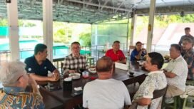 Foto : Ir.Stefanus B.A.N Liow, MAP., Ketua DPD ABPEDNAS Sulut (Kemeja Kotak-Kotak) saat memimpin rapat
