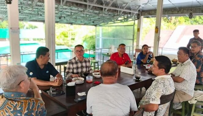 
Foto : Ir.Stefanus B.A.N Liow, MAP., Ketua DPD ABPEDNAS Sulut (Kemeja Kotak-Kotak) saat memimpin rapat