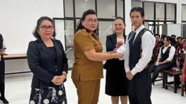 Foto - Kepsek SMK Negeri 1 Manado ( tengah) didampingi Ketua Panitia UKK 2026 Dra Helly Pandey M.Si ( kiri) dan Siswa Peserta UKK ( kanan)