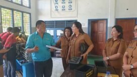 Foto - Kepala Cabang Dikda Minut dan Bitung Debby Mamangkey S.Pd.M.Pd didampingi Kepsek SMK Negeri 2 Bitung Meryanti Taengetan S.Pd ( tengah) dan Staf ( kanan) saat pantau UKK