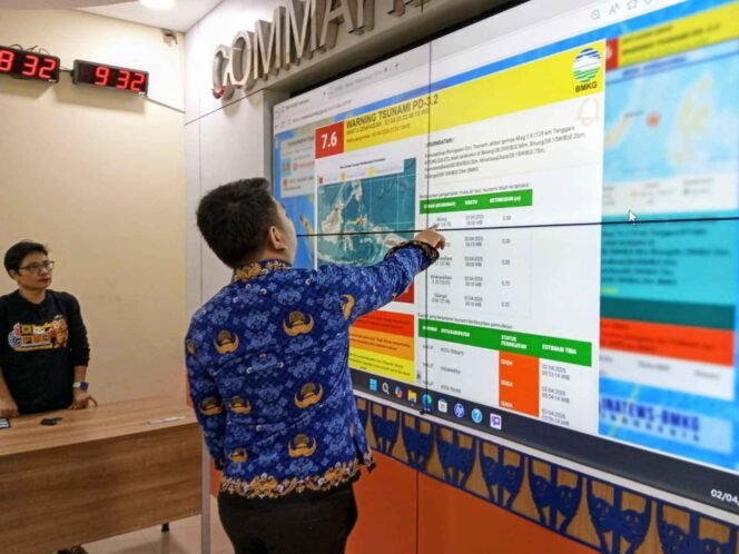 
Wawali Randito Maringka Tinjau Command Center Pastikan Kesiapan BPBD Bitung Antisipasi Tsunami