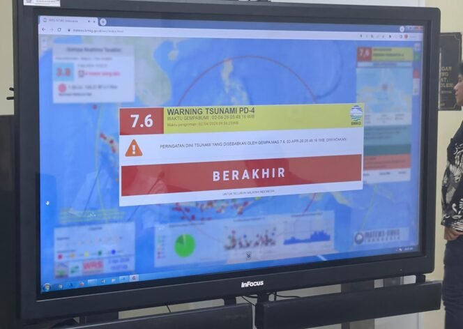 
Walikota Hengky Honandar Instruksikan ASN WFH, BPBD Bitung Stand By di Command Center, Tsunami Sudah Terjadi 20CM