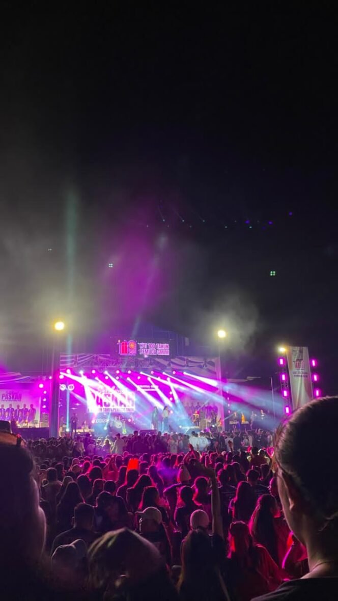 
Foto '- Suasa Hiburan Di Pangung Lokasi Fhinis Pawai Paskah di Bailang Tuminting Manado