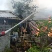 Petugas pemadam kebakaran bersama warga berjibaku memadamkan api agar tidak merembet ke rumah lainnya
