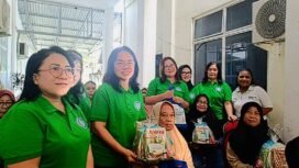 Ketua TP PKK Bitung, Ny. Ellen Honandar Sondakh, SE, dan Sekretaris PKK Ny. Jacinta Maribell Maringka Gumolong mengikuti kegiatan “Lansia Segar Hidup Sehat Bugar di Hari Tua” di Puskesmas Bitung Barat.