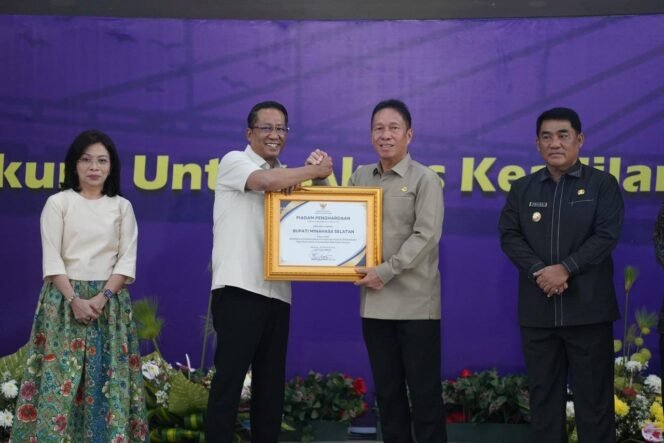 
Bupati FDW Raih Penghargaan dari Menteri Hukum RI atas Komitmen Mendukung Pembentukan Posbakum 