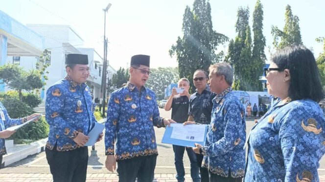 
ASN Bitung Terima SK Pensiun dan Kenaikan Pangkat di Upacara Korpri 2026