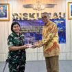 Ketum DePA-RI Luthfi Yazid (kanan) menerima cinderamata dari Sekretaris Dinas Hukum TNI Angkatan Udara Kolonel Kum (W) Dr. Lidia Rina D, SH, MH, CLA (kiri) usai pembekalan kepada para perwira TNI AU di Jakarta, Kamis 23 April 2026 (Foto: Istimewa)