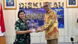 Ketum DePA-RI Luthfi Yazid (kanan) menerima cinderamata dari Sekretaris Dinas Hukum TNI Angkatan Udara Kolonel Kum (W) Dr. Lidia Rina D, SH, MH, CLA (kiri) usai pembekalan kepada para perwira TNI AU di Jakarta, Kamis 23 April 2026 (Foto: Istimewa)