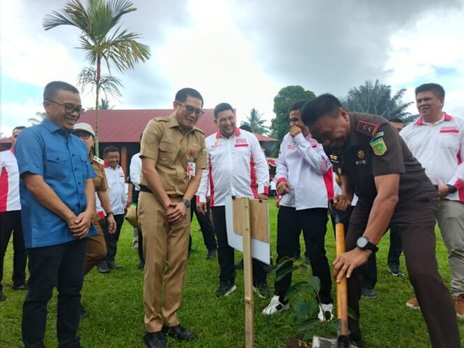 
Rangkaian Pertemuan ABPEDNAS, Kajati Sulut Bersama Bupati Minut dan Ketua DPD ABPEDNAS Sulut Tanam Pohon Buah Buahan