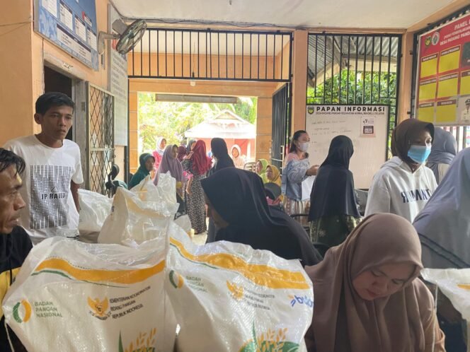 
Pemerintah Padang Pandan Kecamatan Manna Bagikan Beras Dan Minyak Goreng Terhadap Warganya