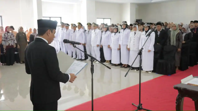 
Wali Kota Weny Gaib Lantik Ratusan Pejabat Administrator