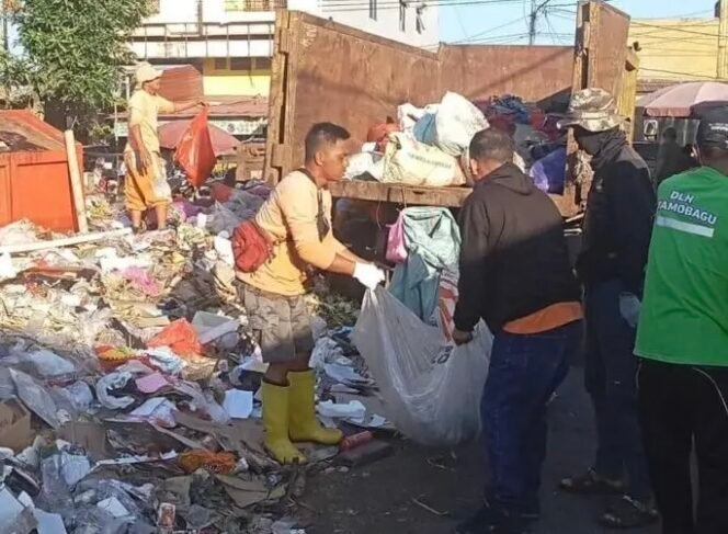
DLH Turunkan Ratusan Personel untuk Bersihkan Tumpukan Sampah Pasca Lebaran di Pasar 23 Maret Kotamobagu