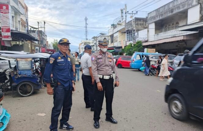 
Jelang Lebaran Idul Fitri, Kepala Dishub Turun Langsung Atur Lalulintas di Jalan Kartini