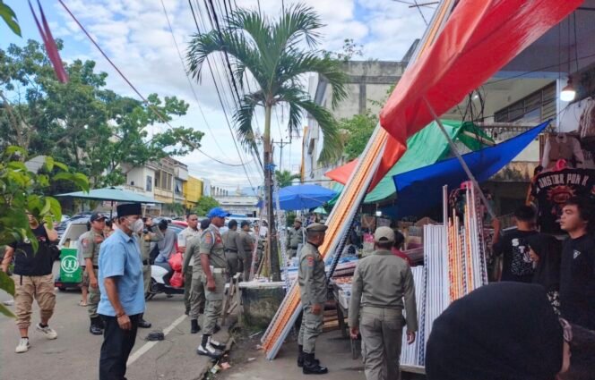 
Tertibkan Sejumlah Lapak Bayangan di Pasar Senggol, Pemkot Kotamobagu Minta Pedagang Pindah ke Lokasi Resmi