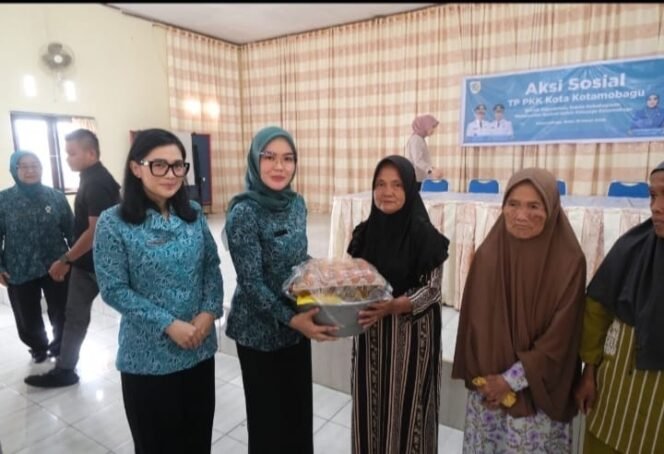 
Jelang Lebaran, TP-PKK Kotamobagu Salurkan Bantuan Sembako di Empat Kecamatan