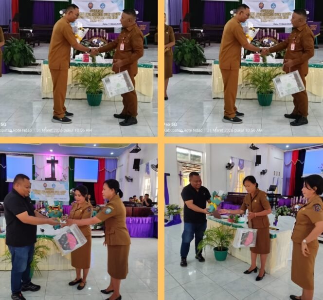 
Kepala SD Nduadi dan Kepala UPTD SMPN 1 Ndao Diapresiasi Berprestasi dalam Pengelolaan Dana BOS Oleh Dinas Pendidikan Kabupaten Rote Ndao