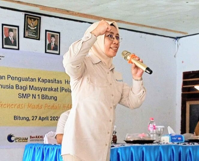 
Kabid Instrumen dan Penguatan HAM Kanwil KemenHAM Sulteng dalam
Kegiatan penguatan HAM di SMP Negeri 1 Bitung diikuti ratusan siswa