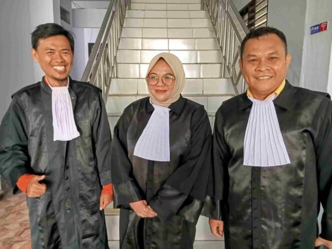 
Tim Kuasa Hukum, H. Yanto Mandulangi, SH, Firmansyah Pratama Alim, SH, MH, dan Nurul Nikmah Khusnul Khatimah Mandulangi, SH