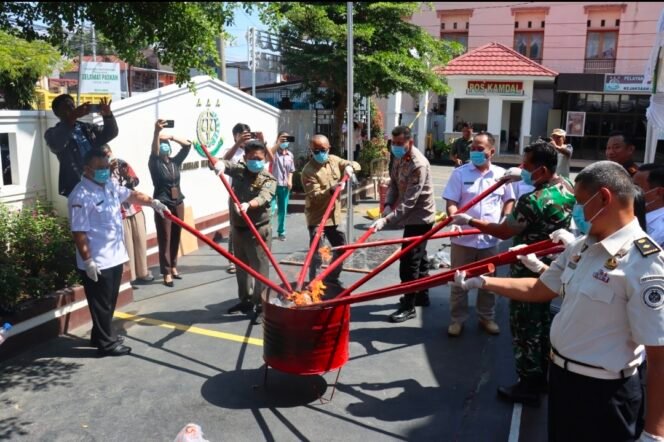 
Tegaskan Sinergitas Penegakan Hukum, Wakapolres Tana Toraja Hadiri Pemusnahan Barang Bukti Inkrah