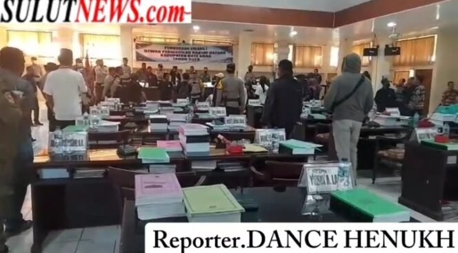 
Masa Robohkan Pintu Gerbang DPRD Rote Ndao Dan Memporak-poranda Ruang Sidang Paripurna