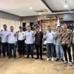 Foto - Prof Dr Ir Grevo Gerung M.Sc ( tengah batik biru) Staf Khusus Gubernur Sulut Dalam Acara Bacirita Pendidikan di Ruang Kerja Lantai 6 Kantor Gubernur Kamis 30 April