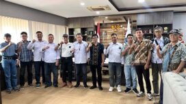 Foto - Prof Dr Ir Grevo Gerung M.Sc ( tengah batik biru) Staf Khusus Gubernur Sulut Dalam Acara Bacirita Pendidikan di Ruang Kerja Lantai 6 Kantor Gubernur Kamis 30 April