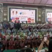Foto - Kadis Dikbud Manado Peter Assa ST.M.Sc.Ph.d dan Ketua TP- PKK Kota Manado Iren Agouw- Pinontoan (Istri) Walikota Manado ( tengah) dan Peserta Lomba yang ikut Final di S
Aula Kota Manado Sabtu (2/5)