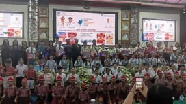 Foto - Kadis Dikbud Manado Peter Assa ST.M.Sc.Ph.d dan Ketua TP- PKK Kota Manado Iren Agouw- Pinontoan (Istri) Walikota Manado ( tengah) dan Peserta Lomba yang ikut Final di S
Aula Kota Manado Sabtu (2/5)