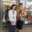 Foto - Kepsek SMA Kristen Eben Haezar Manado Ketty Lengkong S.Sos.M.Pd ( kanan) dan Siswa Elyana Liemarsya ( kiri) yang lulus Masuk UI lewat SNBP
