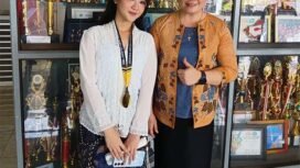 Foto - Kepsek SMA Kristen Eben Haezar Manado Ketty Lengkong S.Sos.M.Pd ( kanan) dan Siswa Elyana Liemarsya ( kiri) yang lulus Masuk UI lewat SNBP