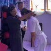 Foto - Kepsek SMK Negeri 1 Ratahan Anna Powa S.Pd Saat Pengalunga Tanda Penamatan Kepada Salah Satu Siswa