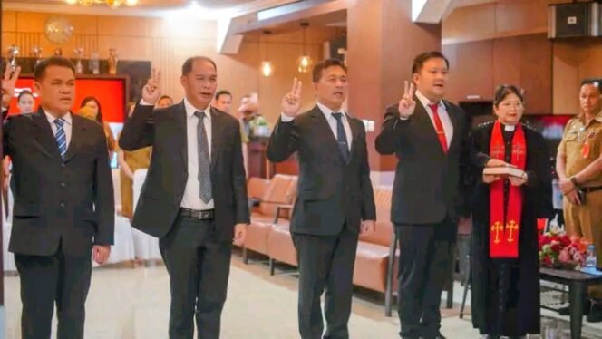 
Walikota Hengky Honandar Lantik Empat Pejabat Definitif di Lingkup Pemkot Bitung