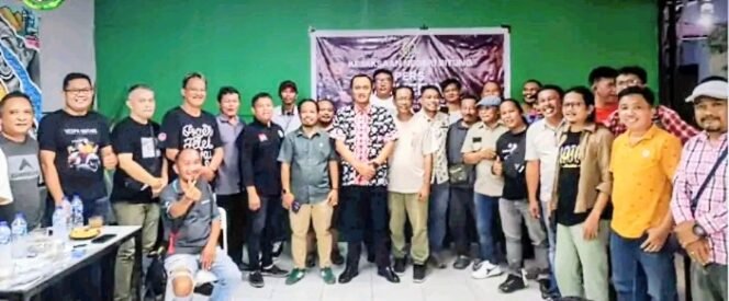 
Foto bersama Kajari Bitung, Erwin Widihanton bersama pers biro Bitung 
