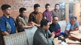 Foto : Lilik Hardiyanto (Duduk Kanan), Area Manager Communication, Relation & CSR Pertamina Patra Niaga Regional Sulawesi, dan Angga Yudiwinata Putra (Duduk Kiri) Sales Area Manager Retail Sulutgo (Sulawesi Utara dan Gorontalo) PT Pertamina Patra Niaga, saat konferensi pers dengan Wartawan, Rabu, 20/05/2026