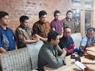 Foto : Lilik Hardiyanto (Duduk Kanan), Area Manager Communication, Relation & CSR Pertamina Patra Niaga Regional Sulawesi,  dan Angga Yudiwinata Putra (Duduk Kiri) Sales Area Manager Retail Sulutgo (Sulawesi Utara dan Gorontalo) PT Pertamina Patra Niaga, saat konferensi pers dengan Wartawan, Rabu, 20/05/2026