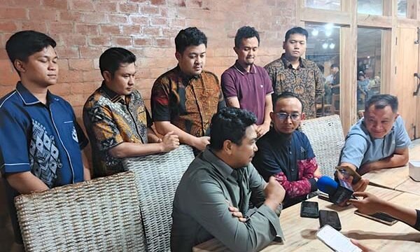 Foto : Lilik Hardiyanto (Duduk Kanan), Area Manager Communication, Relation & CSR Pertamina Patra Niaga Regional Sulawesi,  dan Angga Yudiwinata Putra (Duduk Kiri) Sales Area Manager Retail Sulutgo (Sulawesi Utara dan Gorontalo) PT Pertamina Patra Niaga, saat konferensi pers dengan Wartawan, Rabu, 20/05/2026